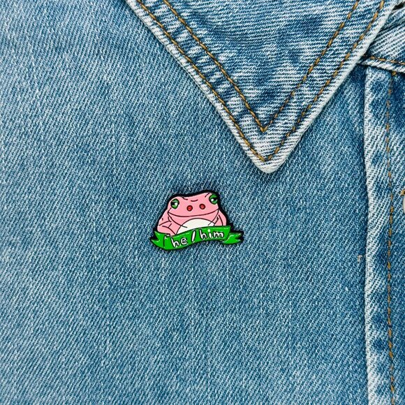 ⭐Oz Pink Frog Alloy Pins Cartoon Cute Animal Enamel Brooch He/Him New - Picture 1 of 6